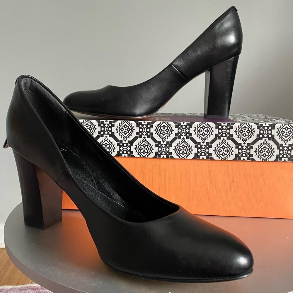 Isola Rosalie Black Leather Pumps Sz 9.5